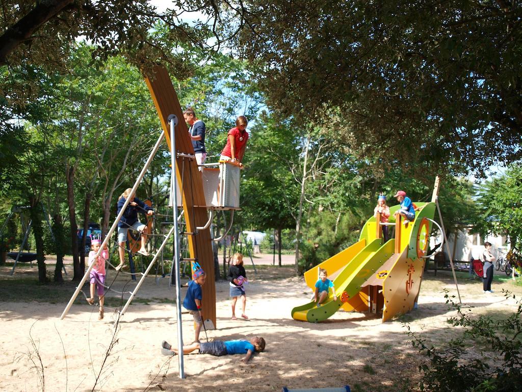 Camping La Brande Le Château-dʼOléron Exterior foto